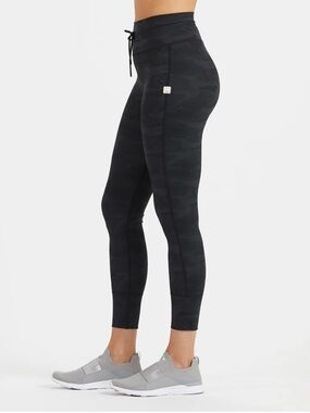 Vuori Daily Legging in Black Camo